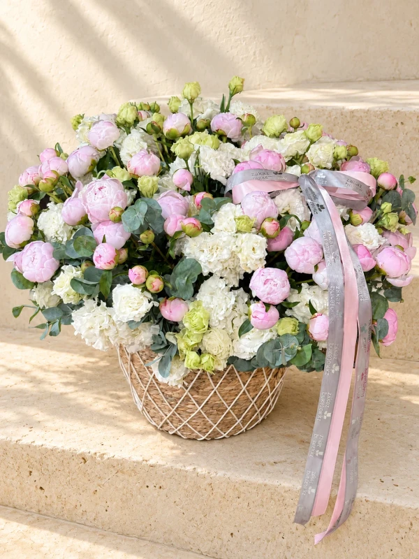 Корзина "Peony Garden" — «Peony Garden» — яркая композиция в корзине из 30 эустом, 25 пионов и 3 ветвей эвкалипта.